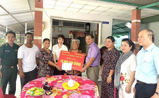 Báo Lao động Thủ đô tặng quà Mẹ Việt Nam anh hùng tại tỉnh Kiên Giang