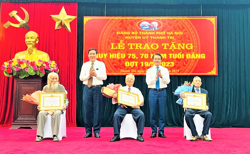 Thanh Trì trao tặng Huy hiệu Đảng cho đảng viên lão thành nhân dịp 19/5