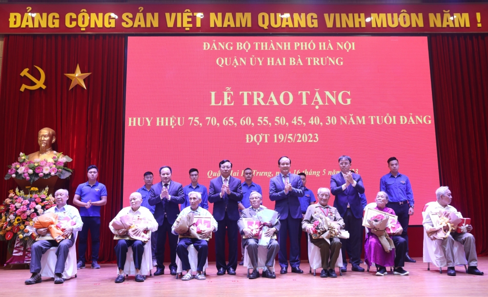 Chủ tịch HĐND thành phố Hà Nội trao Huy hiệu Đảng tại quận Hai Bà Trưng