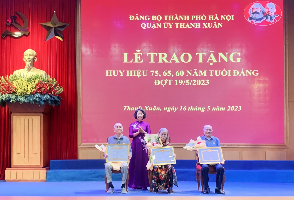 Quận Thanh Xuân trao Huy hiệu Đảng cho đảng viên lão thành