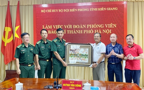 Hội Nhà báo thành phố Hà Nội thăm, làm việc với Bộ Chỉ huy Bộ đội Biên phòng tỉnh Kiên Giang