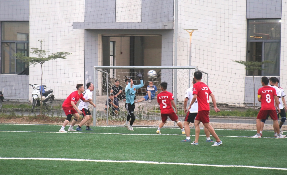 Hào hứng tranh tài tại Giải bóng đá Hanoi Metro lần thứ 2