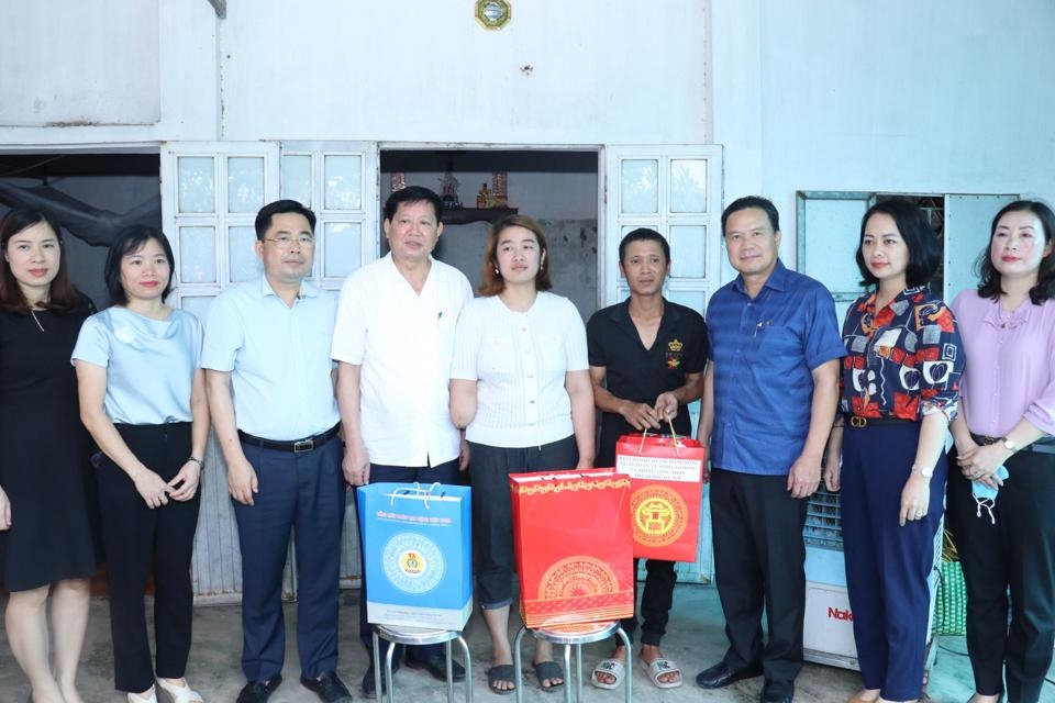 Lãnh đạo Bộ Lao động - Thương binh và Xã hội thăm, tặng quà người bị tai nạn lao động