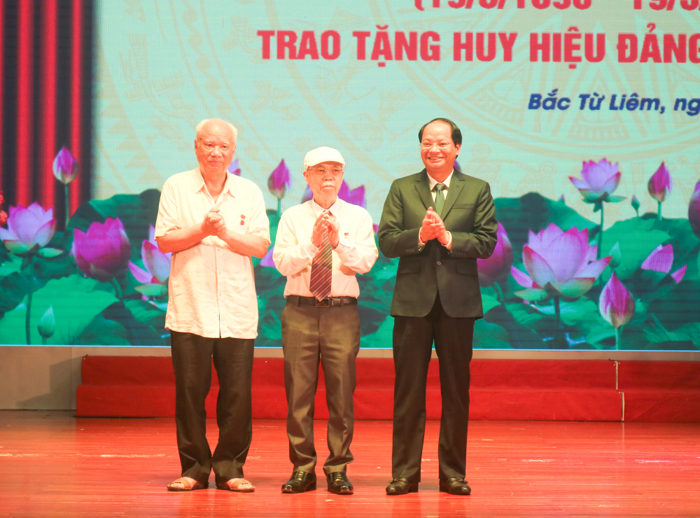 Quận Bắc Từ Liêm: Trao Huy hiệu Đảng cho 247 đảng viên lão thành