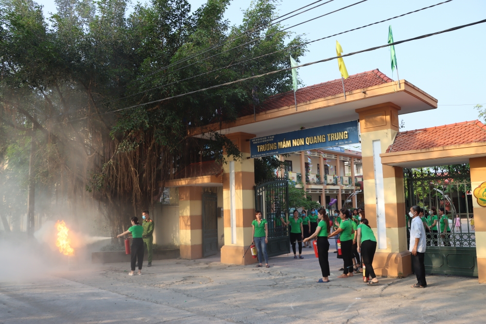 Công đoàn Trường Mầm non Quang Trung tập huấn kỹ năng phòng cháy chữa cháy