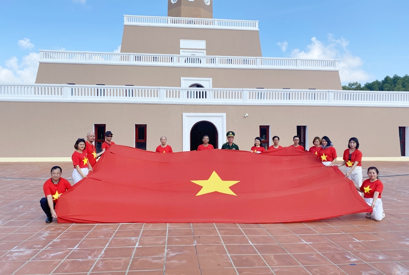 Hội Nhà báo thành phố Hà Nội đón nhận Cờ Tổ quốc tại Mũi Cà Mau