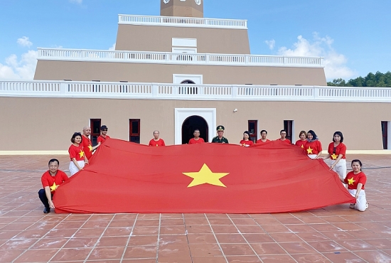 Hội Nhà báo thành phố Hà Nội đón nhận Cờ Tổ quốc tại Mũi Cà Mau