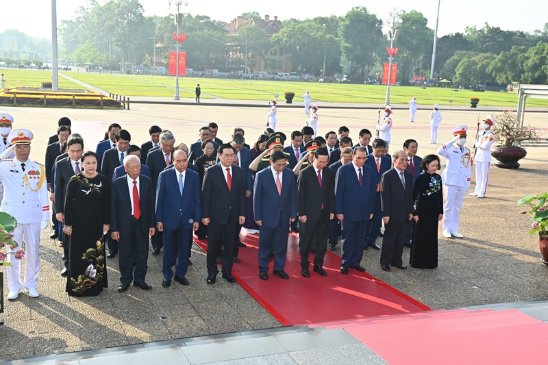 Lãnh đạo Đảng, Nhà nước và thành phố Hà Nội vào Lăng viếng Chủ tịch Hồ Chí Minh