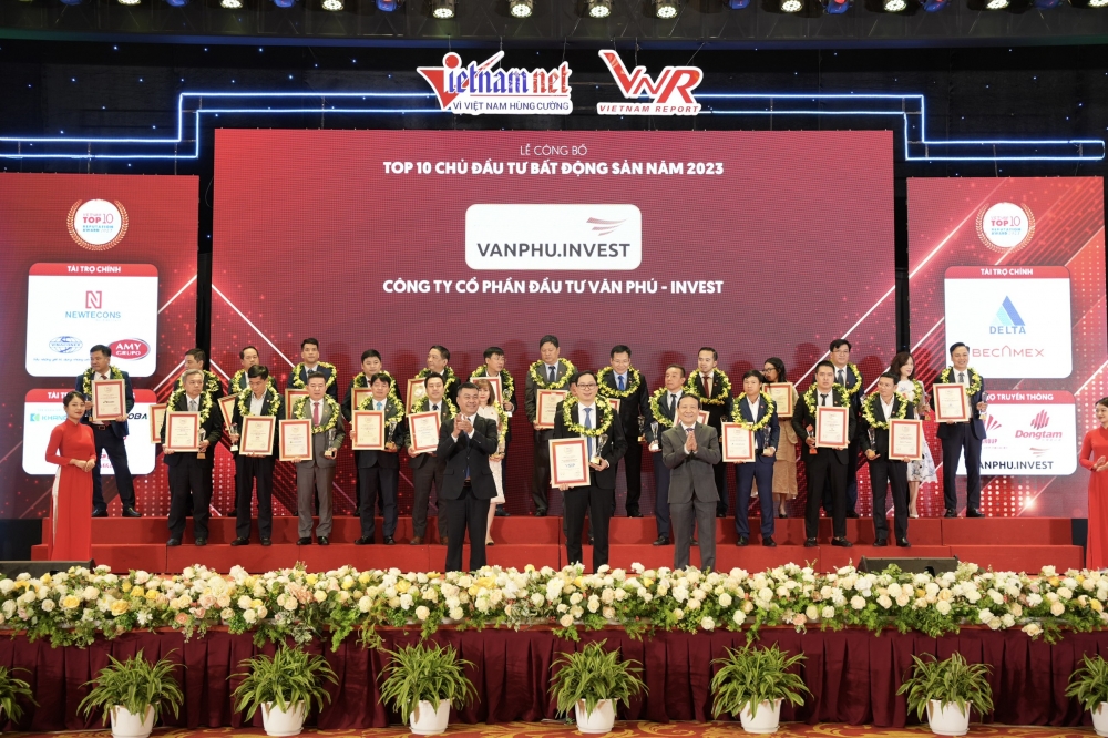 Văn Phú - Invest vào Top 10 Chủ đầu tư Bất động sản năm 2023 do Vietnam Report xếp hạng