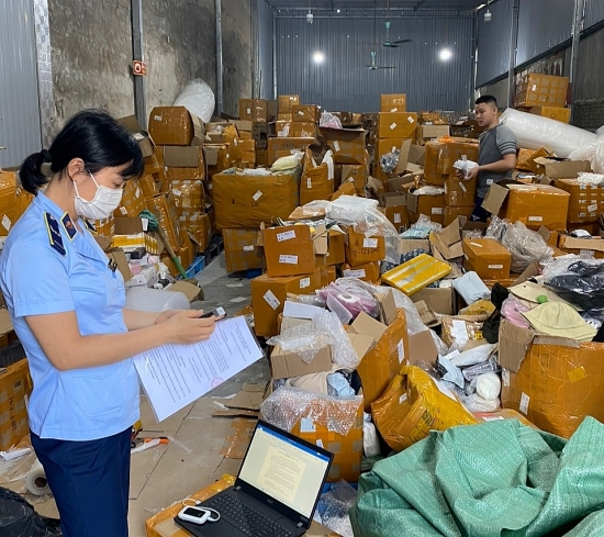 Hà Nội: Phát hiện kho chứa 28.000 sản phẩm mỹ phẩm, đồ gia dụng không rõ xuất xứ