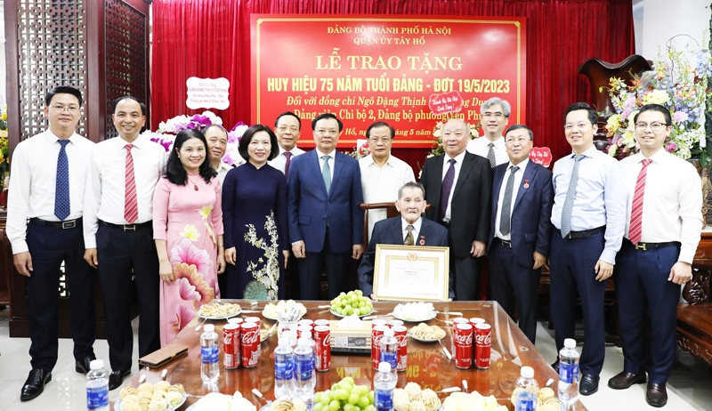 Bí thư Thành ủy Hà Nội trao Huy hiệu Đảng cho đồng chí Ngô Đặng Duy