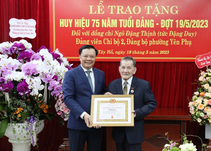 Bí thư Thành ủy Hà Nội trao Huy hiệu Đảng cho đồng chí Ngô Đặng Duy