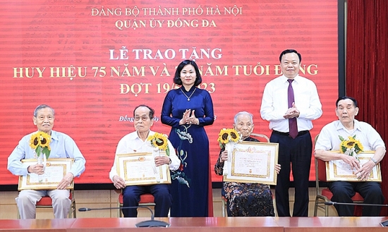 Phó Bí thư Thường trực Thành ủy Hà Nội trao Huy hiệu Đảng tại quận Đống Đa