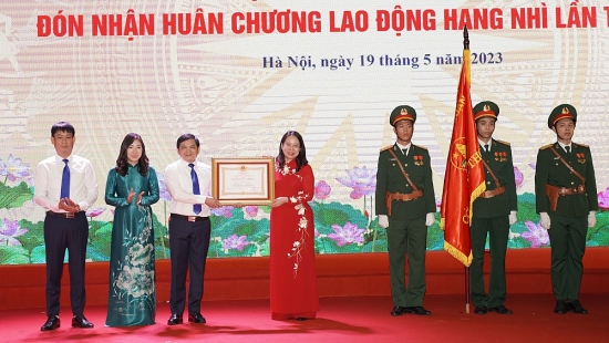 Phó Chủ tịch nước trao Huân chương Lao động hạng Nhì cho Trường Lê Duẩn