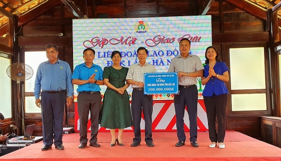 LĐLĐ thành phố Hà Nội trao hỗ trợ cho 100 công nhân lao động khó khăn của tỉnh Đắk Lắk