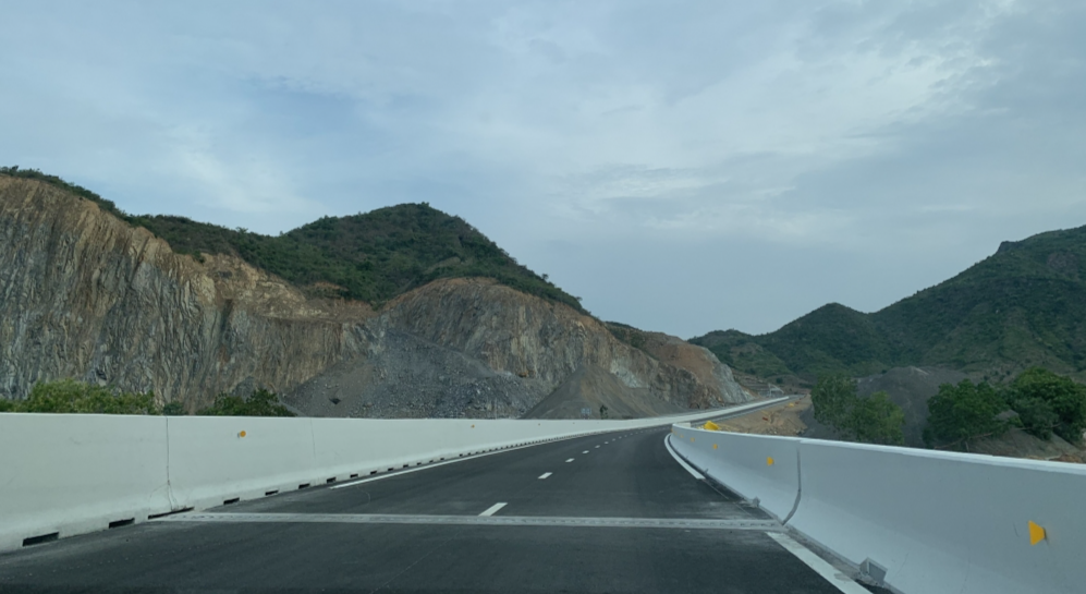Đây là dự án thành phần thuộc dự án đường bộ cao tốc Bắc - Nam phía Đông, giai đoạn 2017 - 2020. Là 1 trong 3 dự án cao tốc được triển khai trên địa bàn tỉnh Khánh Hòa. Hai dự án còn lại là cao tốc Vân Phong - Nha Trang  và dự án đầu tư xây dựng đường bộ 