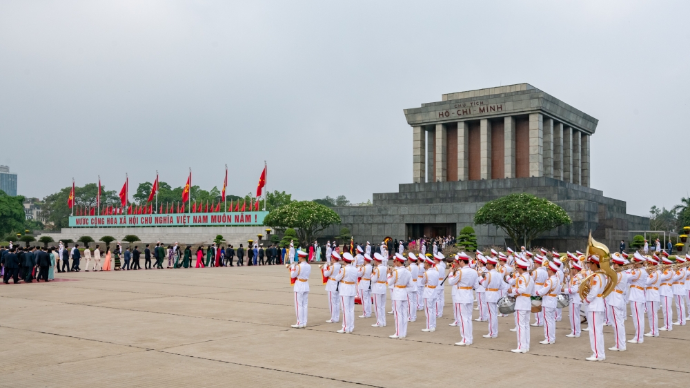Lãnh đạo Đảng, Nhà nước, Quốc hội, Mặt trận Tổ quốc Việt Nam, các đại biểu Quốc hội vào Lăng viếng Chủ tịch Hồ Chí Minh. (Ảnh: QH)