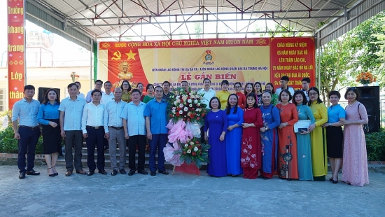 LĐLĐ quận Hai Bà Trưng: Gắn biển công trình chào mừng Đại hội Công đoàn các cấp tại Lào Cai
