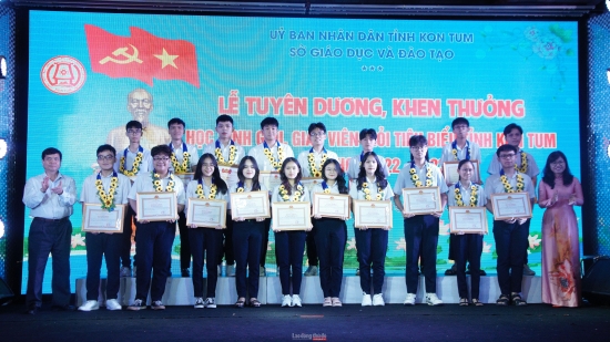 Tuyên dương, khen thưởng 273 học sinh, giáo viên giỏi tiêu biểu tỉnh Kon Tum