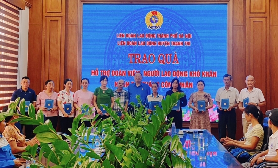 Liên đoàn Lao động huyện Thanh Trì trao hỗ trợ đoàn viên khó khăn
