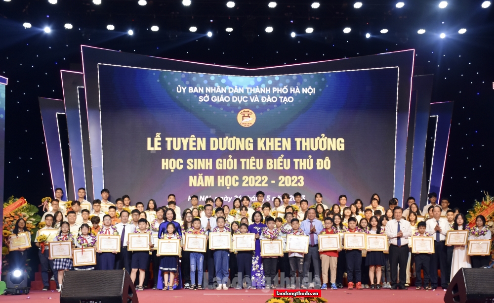 Lãnh đạo Bộ GD&ĐT, thành phố Hà Nội chụp ảnh lưu niệm cùng các học sinh được tuyên dương