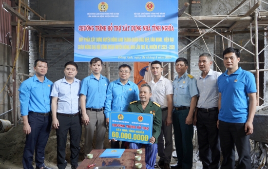 LĐLĐ huyện Đông Anh trao hỗ trợ xây nhà tình nghĩa cho hội viên Hội cựu chiến binh