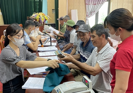 72 hộ dân xã Đắc Sở nhận tiền đền bù dự án Vành đai 4 đợt 4
