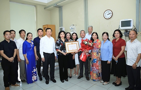 Lãnh đạo Thành ủy Hà Nội trao Huy hiệu 80 năm tuổi Đảng tại quận Đống Đa