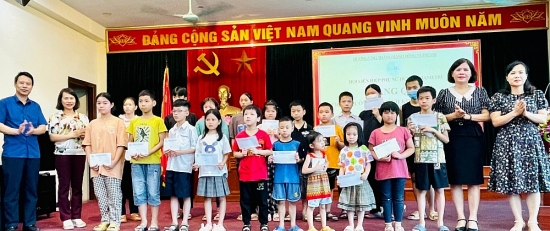Huyện Thanh Trì: Tặng quà cho trẻ em có hoàn cảnh khó khăn nhân dịp Quốc tế thiếu nhi