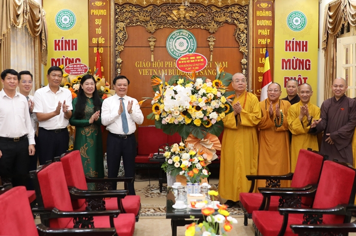 Bí thư Thành ủy Đinh Tiến Dũng chúc mừng Lễ Phật đản