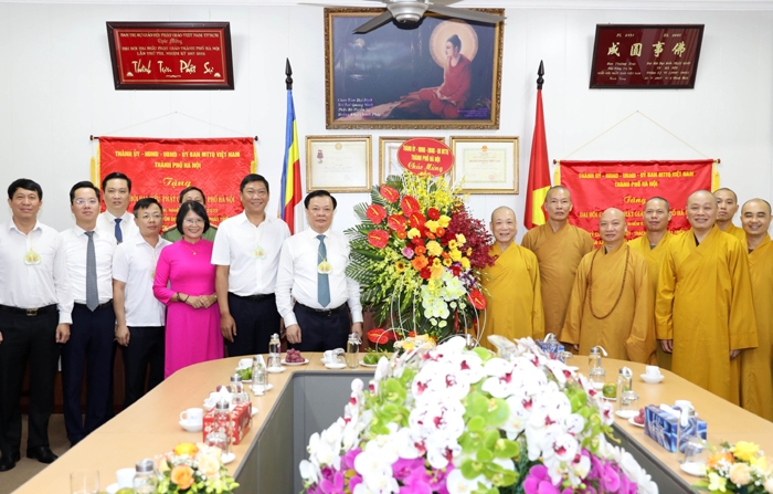 Bí thư Thành ủy Đinh Tiến Dũng chúc mừng Lễ Phật đản Phật