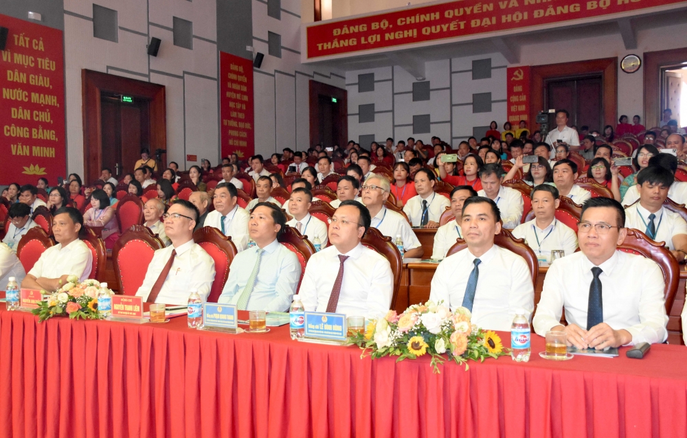 TRỰC TUYẾN: Quyết tâm hoàn thành thắng lợi Nghị quyết Đại hội Công đoàn huyện Mê Linh lần thứ XI