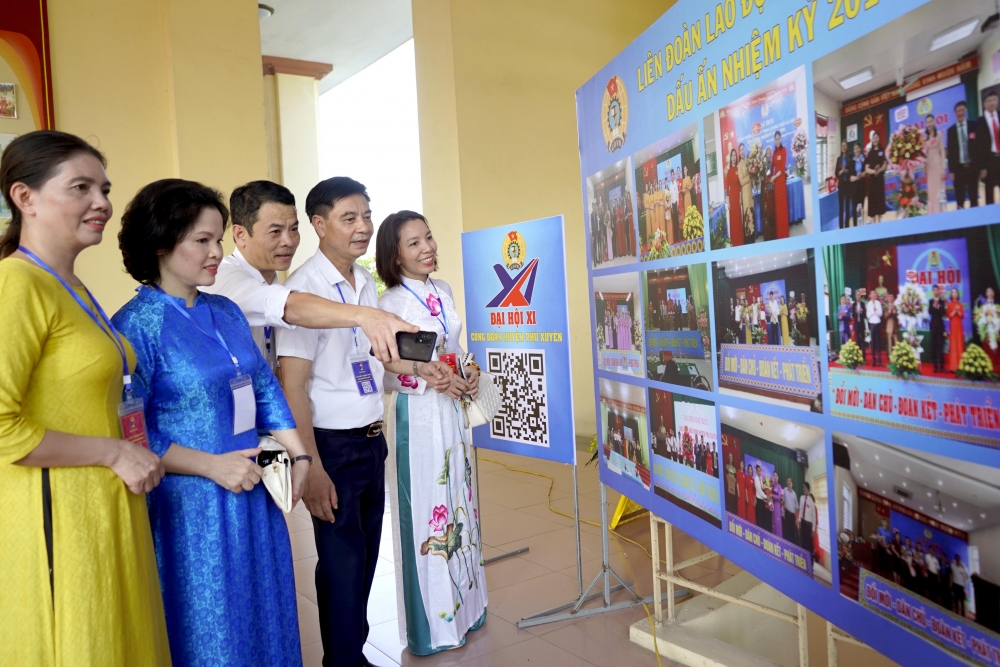 Trước giờ diễn ra Đại hội, các đại biểu tham dự Đại hội chụp ảnh lưu niệm và xem ảnh về hoạt động công đoàn huyện Phú Xuyên nhiệm kỳ 2018 - 2023.