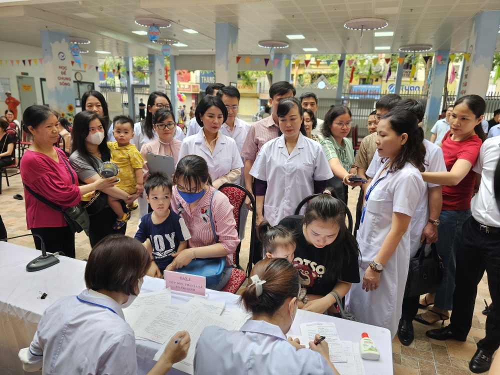 Đoàn công tác của Bộ Y tế đến thăm và kiểm tra công tác tổ chức Chiến dịch bổ sung Vitamin A cho trẻ em tại điểm Trường Tiểu học Phan Chu Trinh.