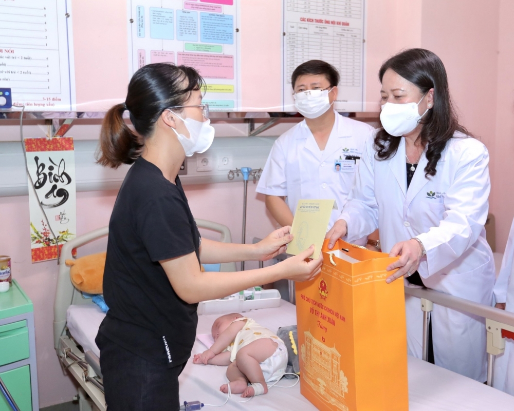 Phó Chủ tịch nước Võ Thị Ánh Xuân trao hỗ trợ tới bệnh nhân nhi có hoàn cảnh khó khăn