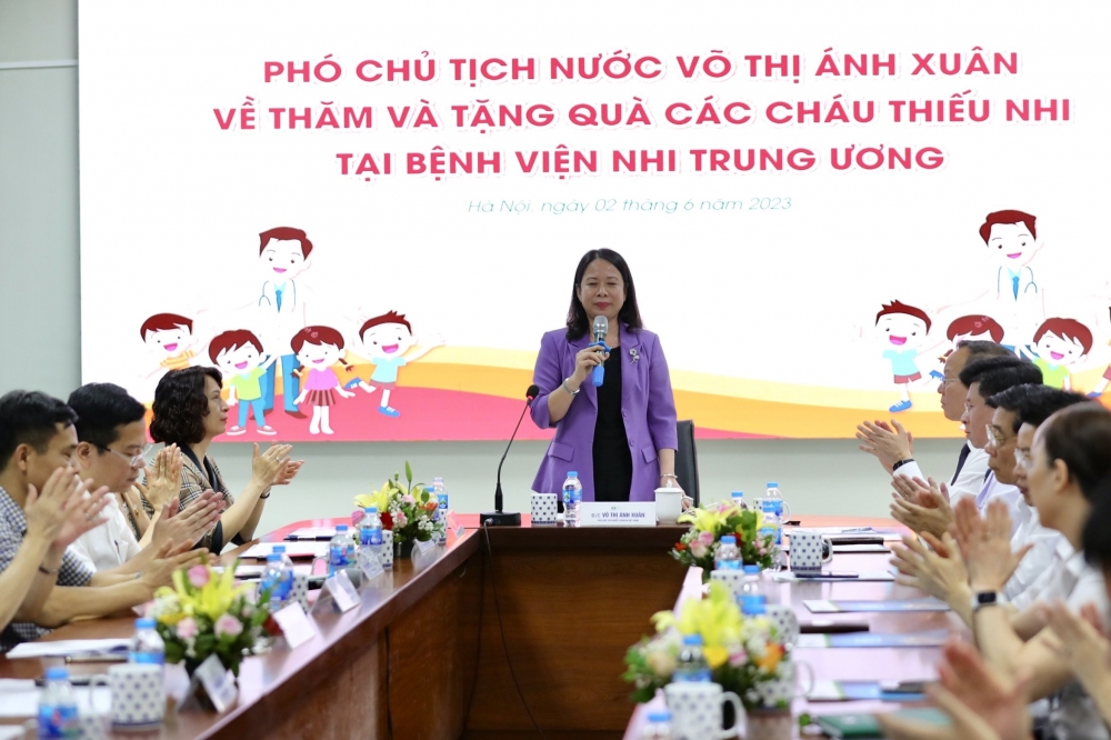 Phó Chủ tịch nước Võ Thị Ánh Xuân trao hỗ trợ tới bệnh nhân nhi có hoàn cảnh khó khăn