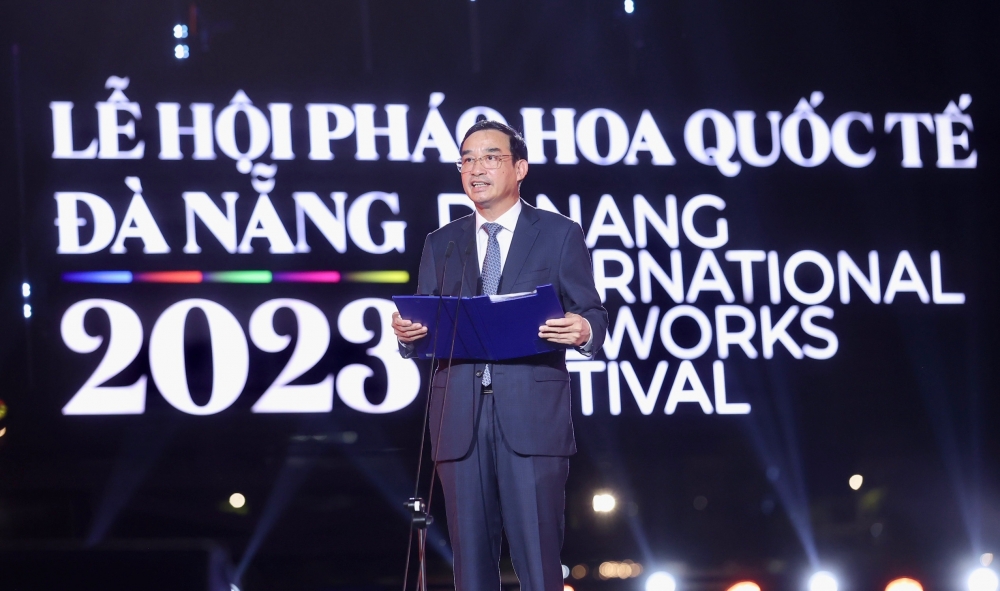 Ông Lê Trung Chinh, Chủ tịch Ủy ban nhân dân thành phố Đà Nẵng phát biểu trong đêm khai mạc lễ hội bắn pháo hoa