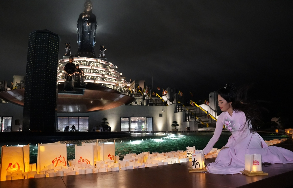 Hàng ngàn du khách, Phật tử tới Núi Bà Đen Tây Ninh, dâng hoa đăng kính mừng ngày lễ Phật đản