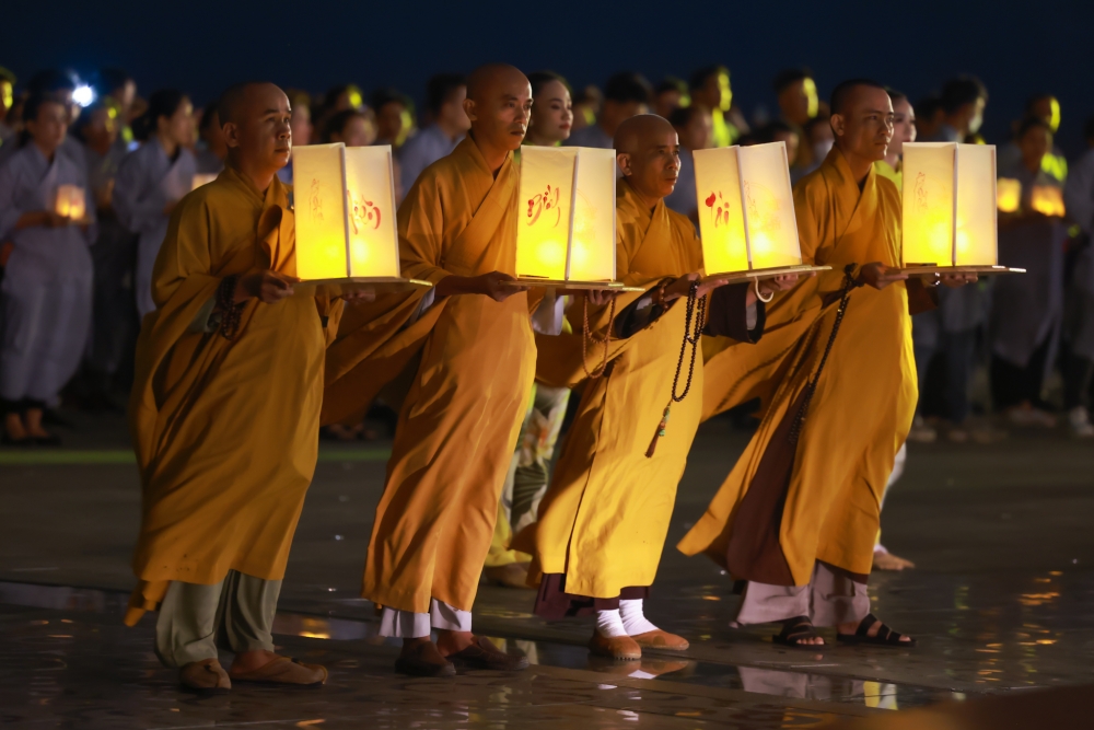 Hàng ngàn du khách, Phật tử tới Núi Bà Đen Tây Ninh, dâng hoa đăng kính mừng ngày lễ Phật đản