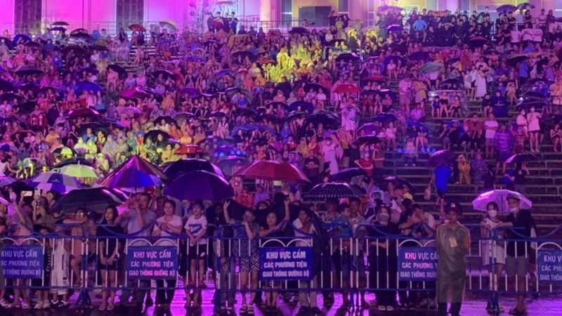 Hàng nghìn người dân, du khách đội mưa xem bế mạc Festival Biển Nha Trang - Khánh Hòa 2023