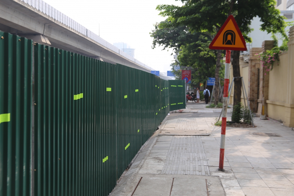 Ngày đầu dựng “lô cốt” trên đường Nguyễn Trãi: Giao thông ùn tắc nhẹ