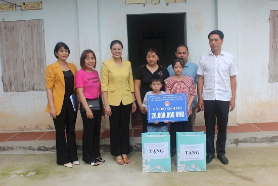 Trao kinh phí hỗ trợ trẻ em hộ cận nghèo tại huyện Sóc Sơn