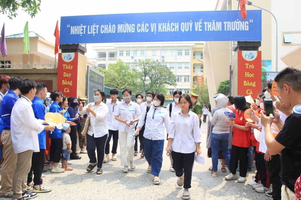 Kết thúc kỳ thi lớp 10 THPT công lập tại Hà Nội: Thí sinh phấn khởi hoàn thành môn thi cuối cùng