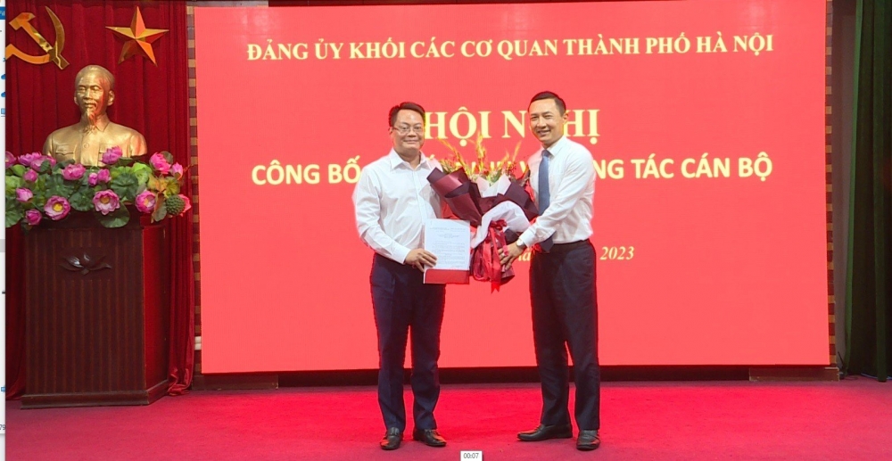 Trao quyết định chuẩn y Bí thư Đảng ủy cơ quan Sở Thông tin và Truyền thông Hà Nội