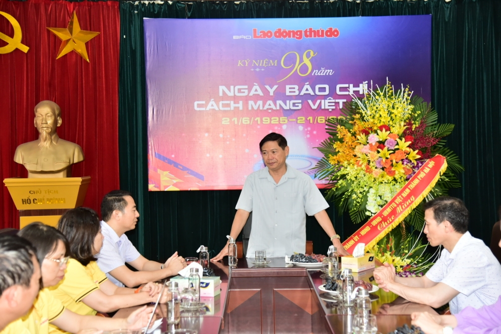 Đại diện lãnh đạo thành phố Hà Nội chúc mừng Báo Lao động Thủ đô