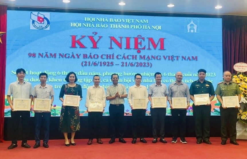 Hội Nhà báo thành phố Hà Nội khen thưởng 9 tập thể và 28 hội viên