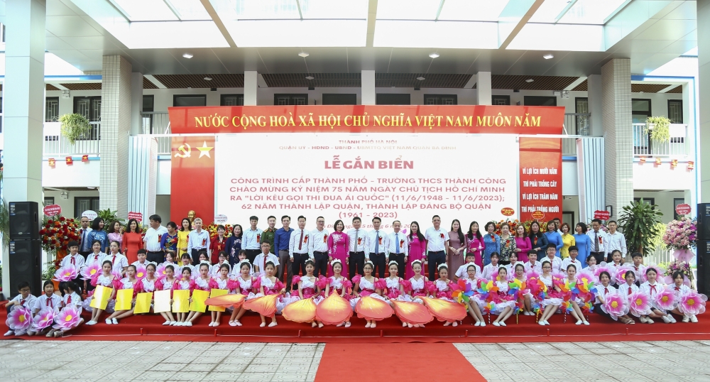 Lãnh đạo Ban Thi đua khen thưởng TP Hà Nội, Sở GD&ĐT Hà Nội và quận Ba Đình chụp ảnh lưu niệm cùng Trường THCS Thành Công.