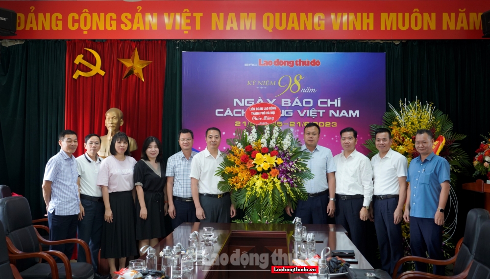 Chủ tịch LĐLĐ thành phố Hà Nội Phạm Quang Thanh thăm, chúc mừng báo Lao động Thủ đô