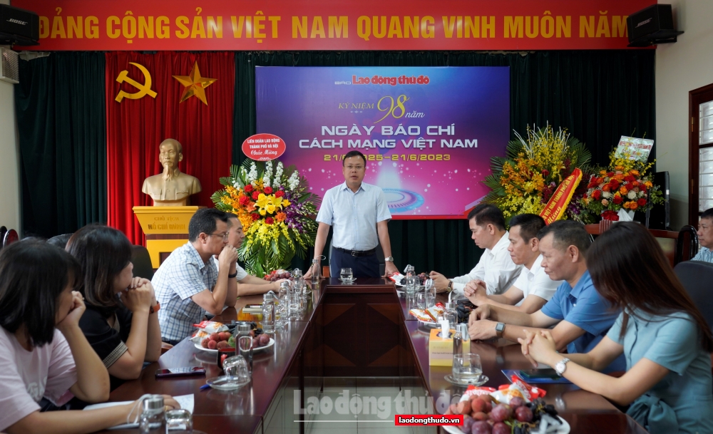 Chủ tịch LĐLĐ thành phố Hà Nội Phạm Quang Thanh thăm, chúc mừng báo Lao động Thủ đô