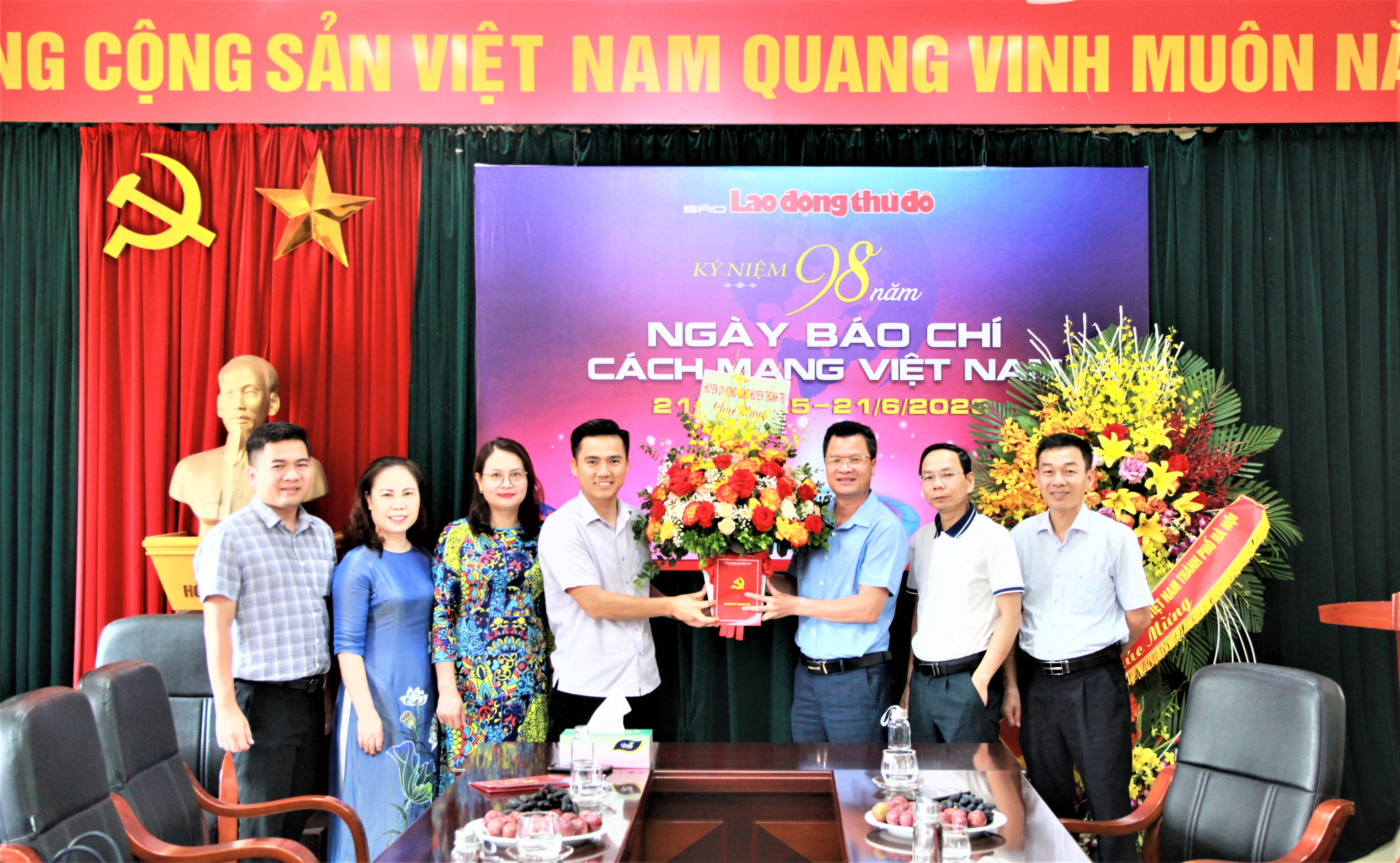 Đoàn đại biểu Quốc hội, HĐND thành phố Hà Nội cùng các Sở, ban ngành chúc mừng Báo Lao động Thủ đô
